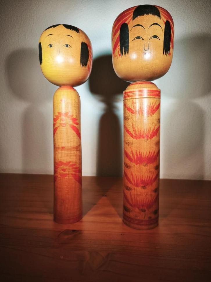 Set van 2 Kokeshi poppen (1 beschadigd), Antiek en Kunst, Kunst | Beelden en Houtsnijwerken, Ophalen