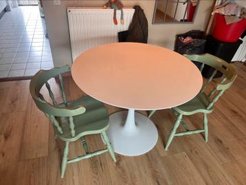 Ronde witte tafel met 2 stoelen beschikbaar voor biedingen