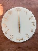 B&W Klok met Sterrenbeelden - Geel/Goud, Ophalen of Verzenden, Gebruikt, Analoog, Wandklok