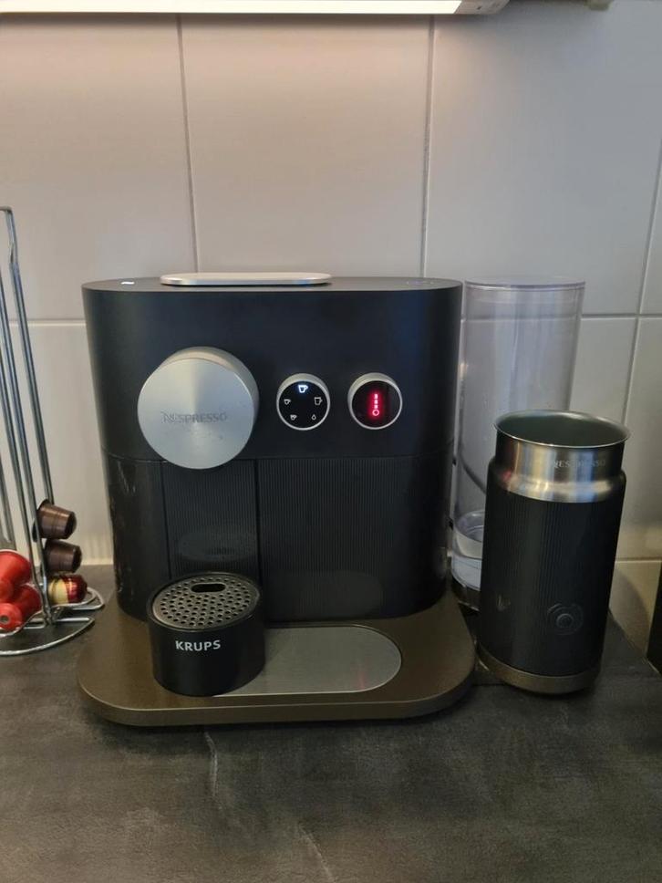 Krups Nespresso Magimix Expert & Milk machine melkopschuimer, Witgoed en Apparatuur, Koffiezetapparaten, Zo goed als nieuw, Koffiepads en cups