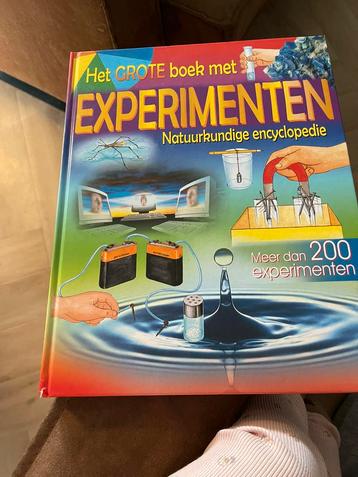 Het grote boek met experimenten beschikbaar voor biedingen