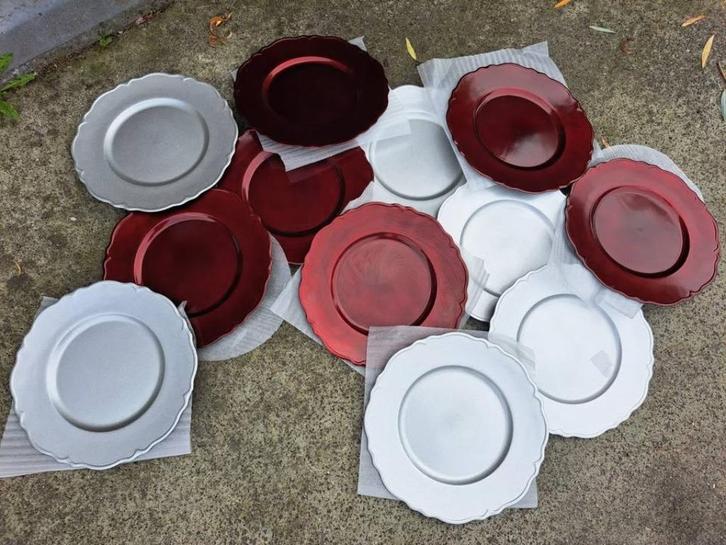 Onderborden rood en zilver, 33 cm, Huis en Inrichting, Keuken | Servies, Zo goed als nieuw, Schaal of Schalen, Overige stijlen