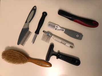 Trim attributen kammen, messen, borstel ed beschikbaar voor biedingen