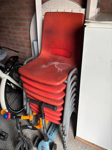 Stapel stoelen beschikbaar voor biedingen