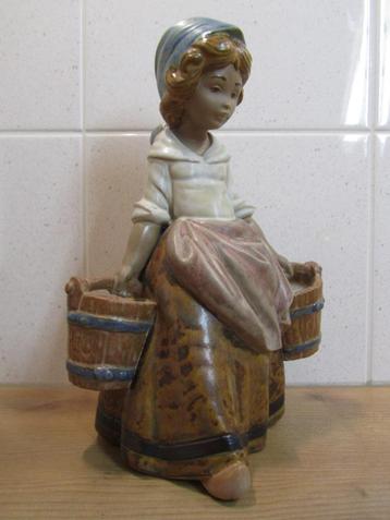 Lladro meisje met 2 emmers beschikbaar voor biedingen