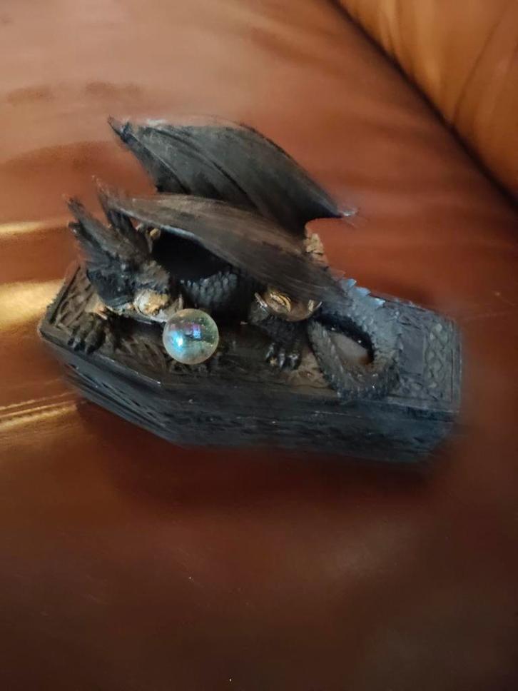 Draak op Doodskist Decoratie, Tuin en Terras, Tuinbeelden, Zo goed als nieuw, Overige typen, Kunststof, Ophalen