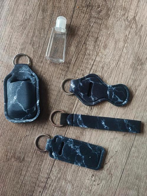 5 delige set nieuwe sleutel hangers met houder en flesje, Verzamelen, Sleutelhangers, Nieuw, Ophalen of Verzenden