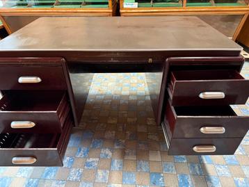 Bordeaux rood stalen bureau met 5 lades beschikbaar voor biedingen