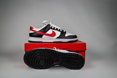 Nike Dunk Low Panda Red Swoosh | Maat 44, Kleding | Heren, Schoenen, Nieuw, Sneakers of Gympen, Zwart, Ophalen of Verzenden