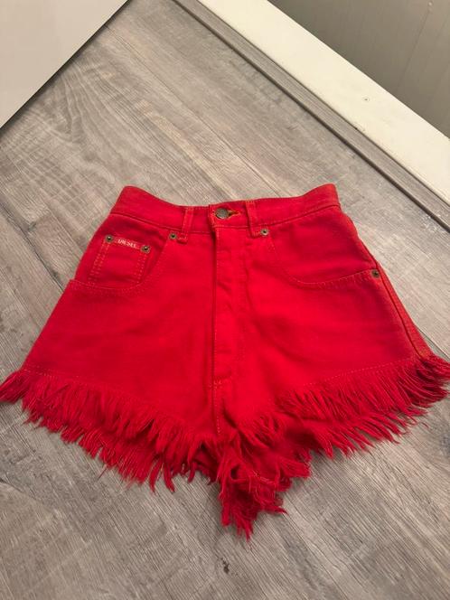 Vintage diesel short, Kleding | Dames, Broeken en Pantalons, Zo goed als nieuw, Maat 34 (XS) of kleiner, Rood, Kort, Ophalen of Verzenden