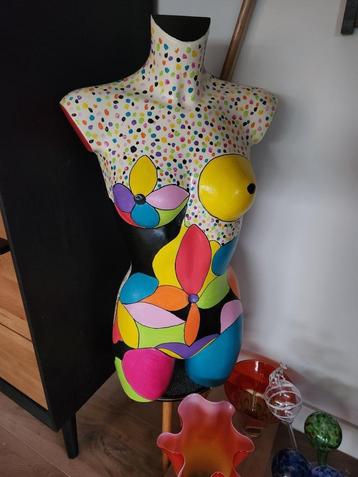 Kleurrijke VROUWEN TORSO beschikbaar voor biedingen