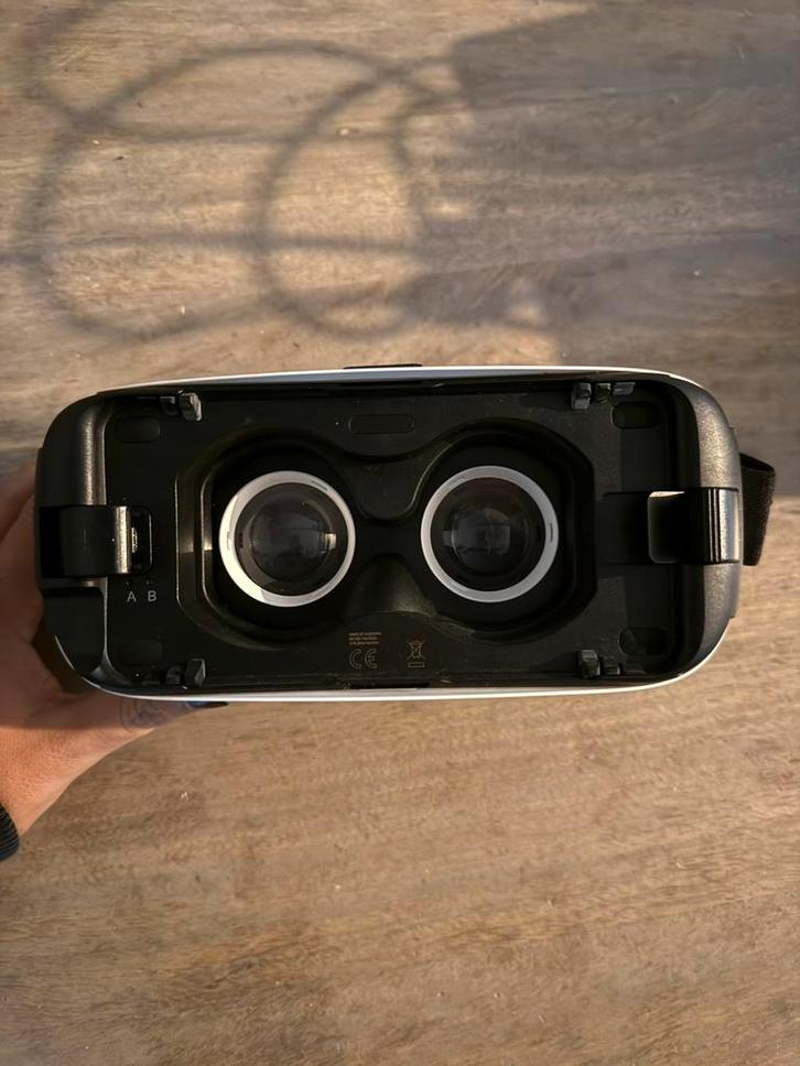 Samsung Gear VR bril werkt met oudere Samsung Galaxytelefoon, Spelcomputers en Games, Virtual Reality, Zo goed als nieuw, Telefoon