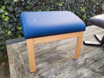 Blauw voetenbankje met houten poten bekleed met kunstleder  beschikbaar voor biedingen