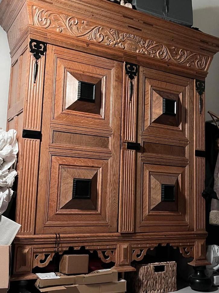Solid Wood Vintage Cabinet – Hand-Carved, Huis en Inrichting, Kasten | Kledingkasten, Gebruikt, 150 tot 200 cm, 100 tot 150 cm