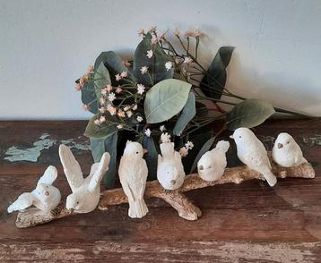 Decoratief 7 vogels op tak van polyresin B30cm beschikbaar voor biedingen