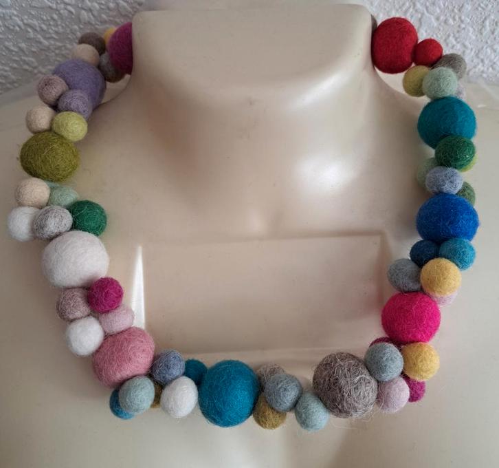 Vilt Ketting met Kleurrijke Bollen, Sieraden, Tassen en Uiterlijk, Kettingen, Nieuw, Overige materialen, Overige kleuren, Verstelbaar