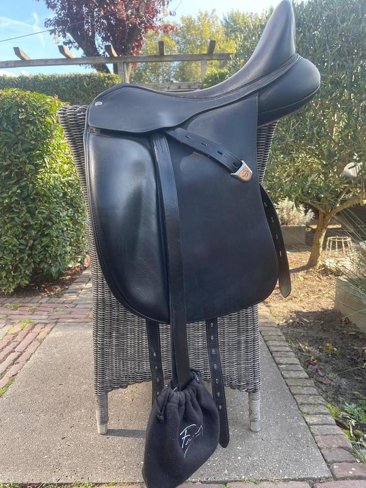 Bates Dressage+ HART 17” in nw staat, Dieren en Toebehoren, Paarden en Pony's | Zadels, Zo goed als nieuw, Overige soorten, Ophalen of Verzenden