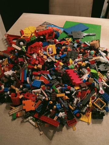 Partij met allerlei bouwblokjes beschikbaar voor biedingen