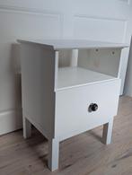 Wit houten nachtkastje, Huis en Inrichting, Slaapkamer | Nachtkastjes, Ophalen, Gebruikt, Minder dan 45 cm
