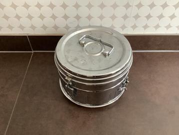 Vintage sterilisatiedoos. beschikbaar voor biedingen