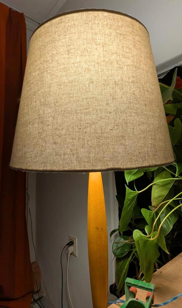 Vintage vloerlamp met beige kap, Huis en Inrichting, Lampen | Lampenkappen, Gebruikt, 50 cm of meer, Rond, Beige, Bruin, Ophalen of Verzenden