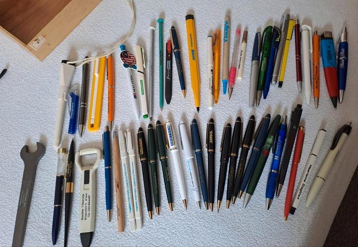 52 reclame pennen, 52 pennen, Verzamelen, Pennenverzamelingen, Gebruikt, Balpen, Overige merken, Met reclame, Ophalen of Verzenden