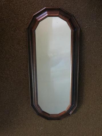 Ovalen spiegel met donkerbruine houten rand. Wandspiegel beschikbaar voor biedingen