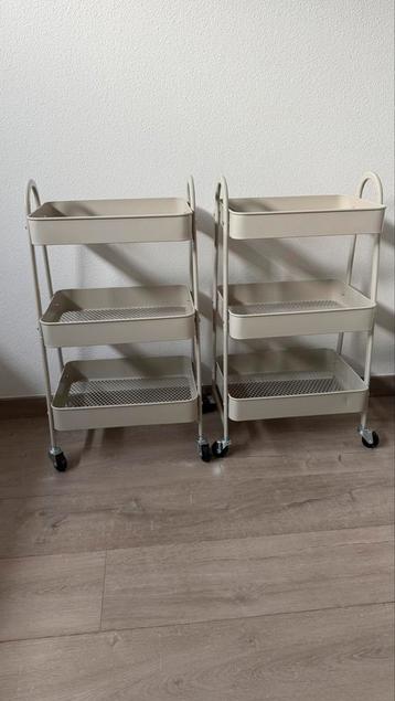 Twee leuke trolleys beige, zo goed als nieuw! beschikbaar voor biedingen