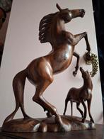 Prachtig handgesneden houtsnijwerk paard met veulen, Ophalen of Verzenden
