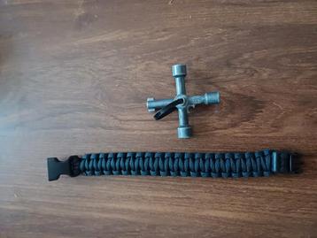 TE KOOP PARACORD ARMBAND EN 4 LUIKSLEUTEL URBAN SURVIVAL beschikbaar voor biedingen