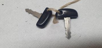 Yamaha FS1 sleutels contact en zijkast 1852 2x NOS  beschikbaar voor biedingen