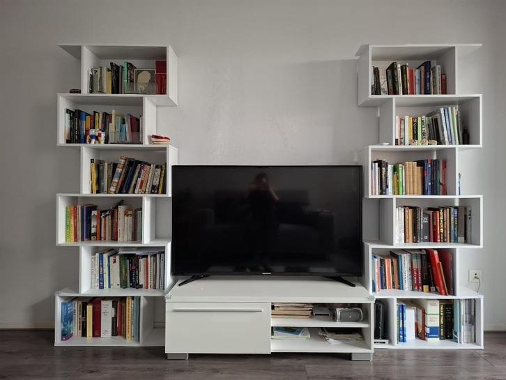 Stylish book shelves (House Moving sale), Huis en Inrichting, Woonaccessoires | Wandplanken en Boekenplanken, Gebruikt, Ophalen