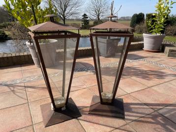 2x GROTE brocante TUINLANTAARN / WINDLICHT ca 75 cm hoog beschikbaar voor biedingen