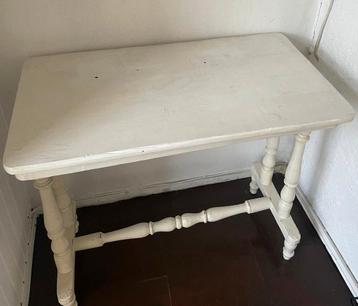 Crèmekleurig Brocante Tafeltje beschikbaar voor biedingen