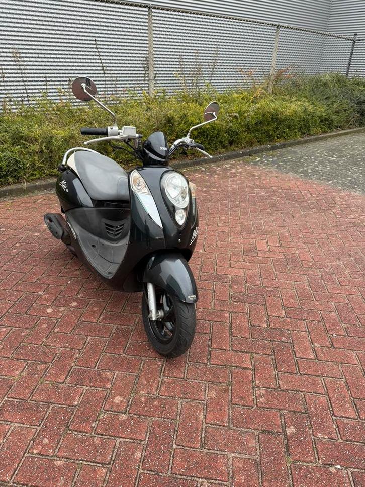 Sym mio 50 snor, Fietsen en Brommers, Scooters | SYM, Zo goed als nieuw, Mio, Maximaal 25 km/u, Benzine, Ophalen