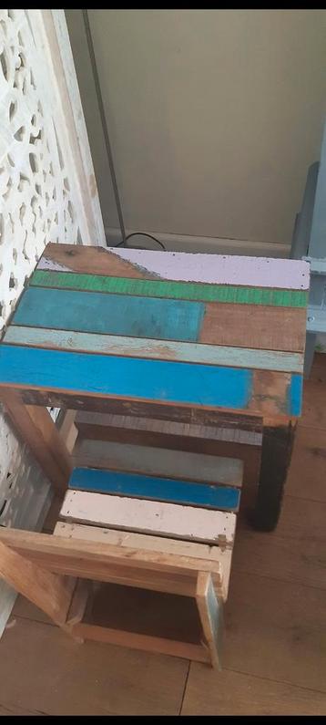 Leuk kindertafeltje met stoel beschikbaar voor biedingen