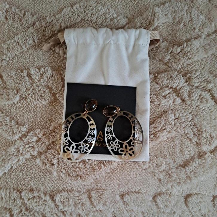 NIEUW  Clipoorbellen Alessandra Schmidt, Sieraden, Tassen en Uiterlijk, Oorbellen, Nieuw, Overige materialen, Beige, Verzenden