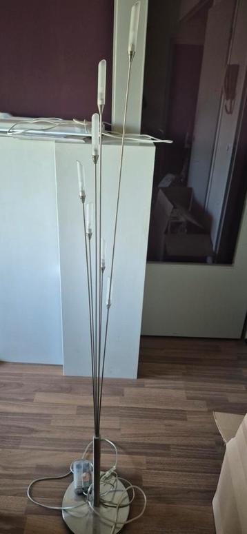 Staande dimbare lamp met 7 lichtpunten beschikbaar voor biedingen
