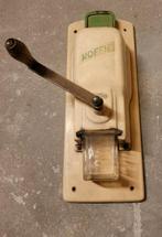 Antieke koffiemolen, Ophalen