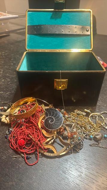 Vintage sieraden en doos kettingen oorbellen hangers antiek beschikbaar voor biedingen