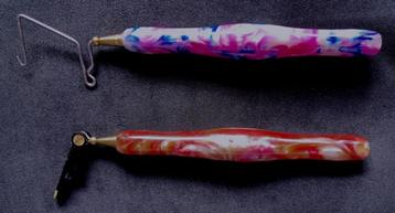 Een set Ergonomische Whip Finisher & Rotating Hackle Plier beschikbaar voor biedingen