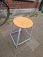 Metalen Kruk met Houten Zitting, Huis en Inrichting, Ophalen, Gebruikt, Eén, Grijs