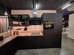 Showroom keuken Compleet met APP De Rustic kitchen, Zwart, Hoekkeuken, Ophalen of Verzenden, Zo goed als nieuw
