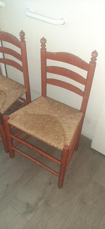 Hindelopen Stoelen en twee krukjes beschikbaar voor biedingen