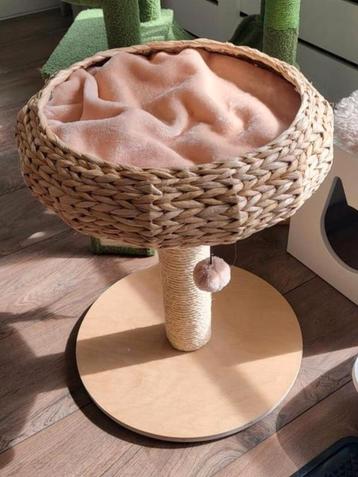 Robuuste krabpaal met mand  beschikbaar voor biedingen