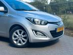 Hyundai i20 1.2I 5-DRS 2013 Grijs, Auto's, Hyundai, 450 kg, 4 cilinders, Origineel Nederlands, Handgeschakeld