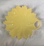 Vintage warm gele schaal in de vorm van een blad, Huis en Inrichting, Woonaccessoires | Schalen en Manden, Porselein of Keramiek