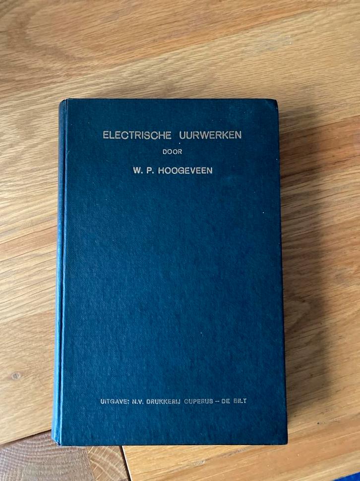 Elektrische Uurwerken door W.P. Hoogeveen - Klokken, Boeken, Techniek, Gelezen, Elektrotechniek, Ophalen of Verzenden