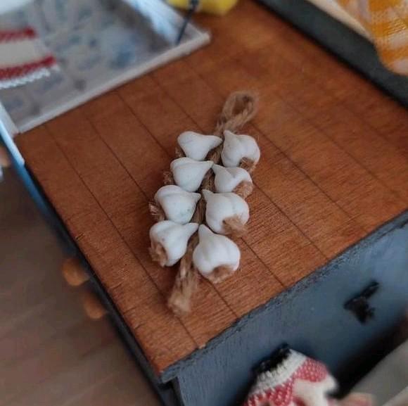 Knoflookstreng 1:12 poppenhuis *handgemaakt*, Verzamelen, Poppenhuizen en Toebehoren, Nieuw, Poppenhuis, Ophalen of Verzenden