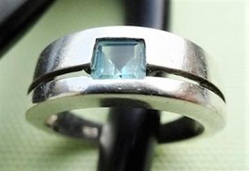 Moderne ring lichtblauwe topaas, 925 zilver.  (7175-1949) beschikbaar voor biedingen